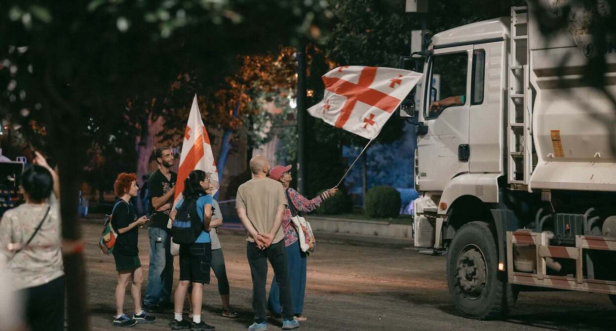 Протестующие на проспекте Руставели. Фото: Levan Zazadze / Протестующие на проспекте Руставели. Фото: Levan Zazadze /