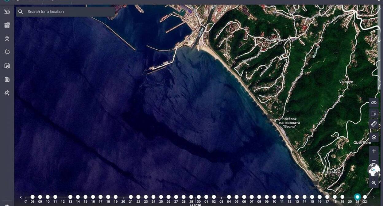 Спутниковый снимок с тёмным шлейфом в акватории Чёрного моря. Скриншот публикации в телеграм-канале эколога Евгения Витишко – https://t.me/evitishko/1960