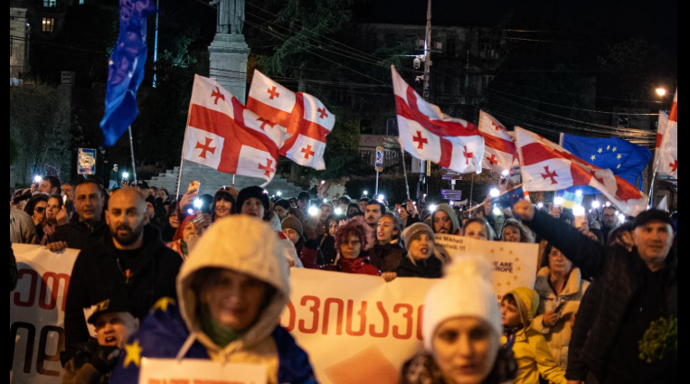 Участники акции в Тбилиси. Скриншот публикации https://www.facebook.com/photo/?fbid=1723946605671549&set=pcb.1723946732338203 (деятельность компании Meta, владеющей соцсетью, запрещена в России).