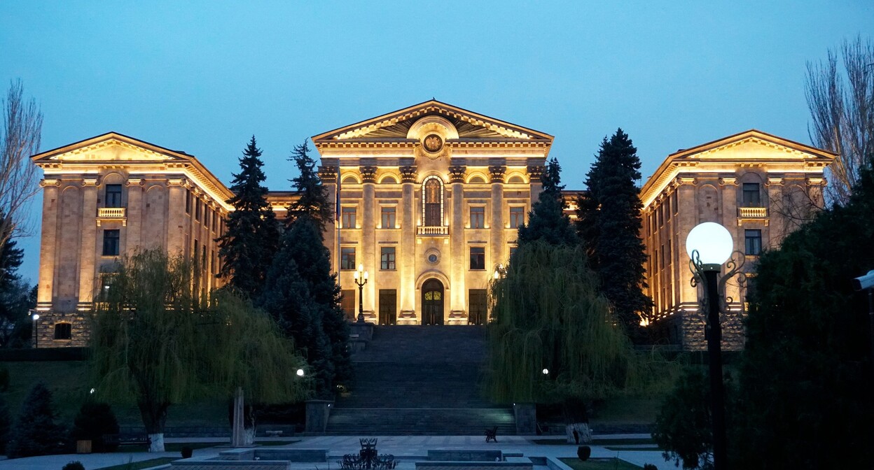 Здание парламента Армении. Фото "Кавказского Узла" Здание парламента Армении. Фото "Кавказского Узла"