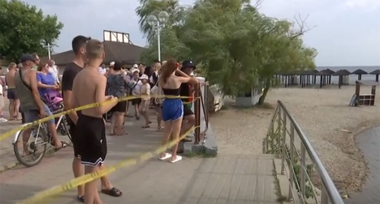 Обстановка на пляже в Архипо-Осиповке. 3 августа 2026 г. Скриншот видео https://rg.ru/2026/08/03/reg-ufo/ochevidcy-rasskazali-rg-novye-podrobnosti-ob-atake-dronov-na-pliazh-v-arhipo-osipovke.html