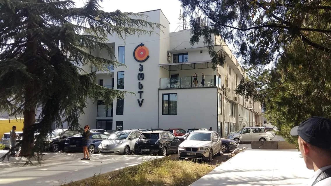 Кадр офиса провластного телеканала "ПосТВ" в Грузии. Фото: Newsgeorgia / https://www.newsgeorgia.ge/v-gruzii-reguljator-vpervye-oshtrafoval-provlastnyj-telekanal-za-predvzjatost/ Кадр офиса провластного телеканала "ПосТВ" в Грузии. Фото: Newsgeorgia / https://www.newsgeorgia.ge/v-gruzii-reguljator-vpervye-oshtrafoval-provlastnyj-telekanal-za-predvzjatost/