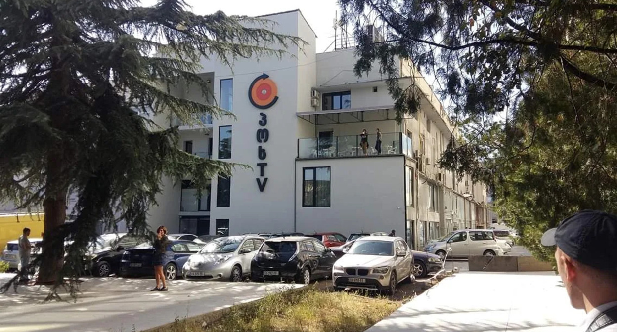 Кадр офиса провластного телеканала "ПосТВ" в Грузии. Фото: Newsgeorgia / https://www.newsgeorgia.ge/v-gruzii-reguljator-vpervye-oshtrafoval-provlastnyj-telekanal-za-predvzjatost/
