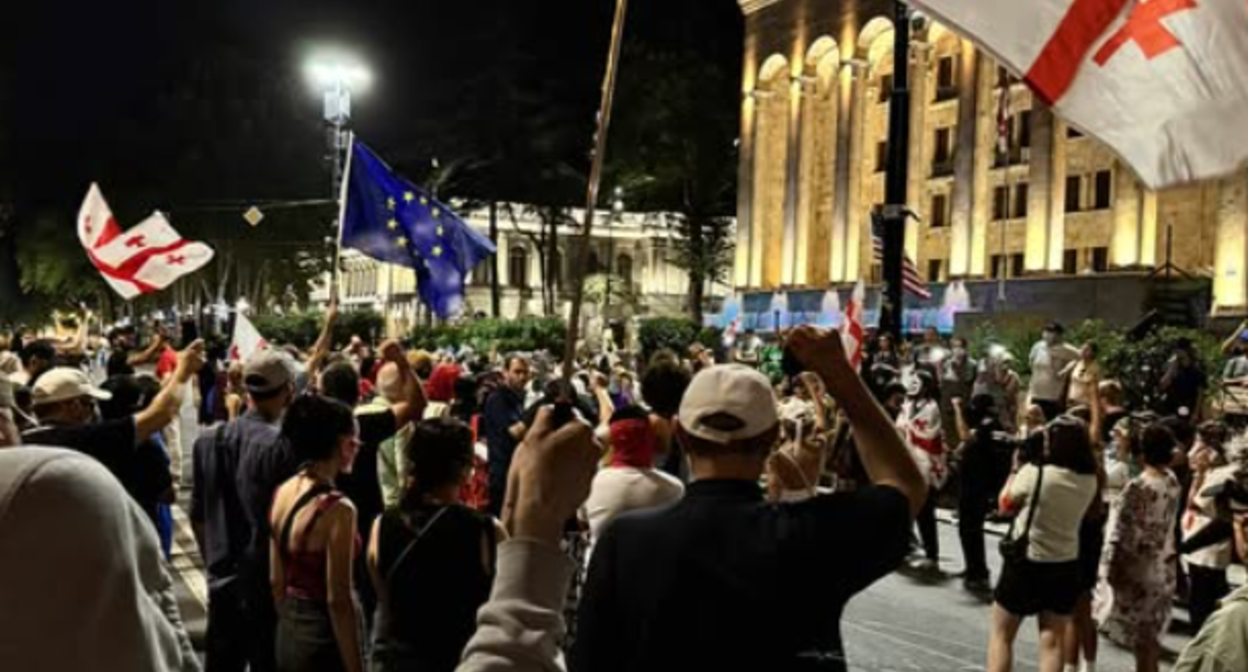 Участники акции протеста в Тбилиси. Скриншот фото Publika, https://www.facebook.com/photo?fbid=1501418504591028&set=a.715406393192247 (деятельность компании Meta, владеющей соцсетью, запрещена в России) Участники акции протеста в Тбилиси. Скриншот фото Publika, https://www.facebook.com/photo?fbid=1501418504591028&set=a.715406393192247 (деятельность компании Meta, владеющей соцсетью, запрещена в России)