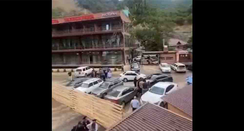 Забор у Ханагского водопада. Скриншот с видео телеграм-канала "Голос Дагестана" https://t.me/golosdagestana05/15367 Забор у Ханагского водопада. Скриншот с видео телеграм-канала "Голос Дагестана" https://t.me/golosdagestana05/15367