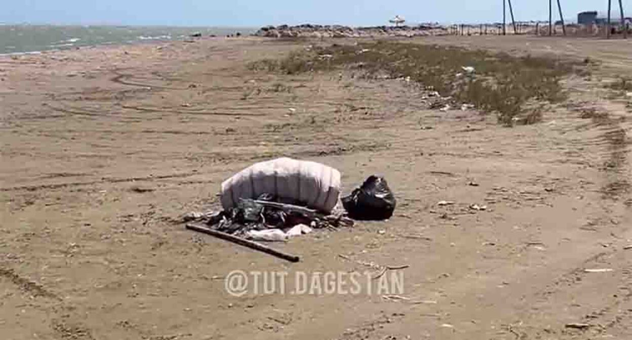 Мусор на пляже в Каспийске. Кадр из видео https://www.instagram.com/tut.dagestan/reel/DbyDuI-q-kS (деятельность компании Meta (владеет Facebook, Instagram и WhatsApp) запрещена в России) Мусор на пляже в Каспийске. Кадр из видео https://www.instagram.com/tut.dagestan/reel/DbyDuI-q-kS (деятельность компании Meta (владеет Facebook, Instagram и WhatsApp) запрещена в России)