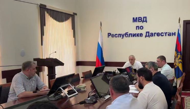 Встреча владельцев АЗС с главой МВД Дагестана. Стп-кадр виде из Telegram-канала "Криминальная хроника" от 08.08.26, https://t.me/criminal_chronicle/9006