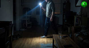 A man with a flashlight. Illustration created by 'Caucasian Knot' using AI in the Copilot program