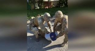 Задержание жителя Санкт-Петербурга, планировавшего поджечь цистерны с топливом на железной дороге. 14 августа 2026 г. Скриншот видео УФСБ России по Ставропольскому краю