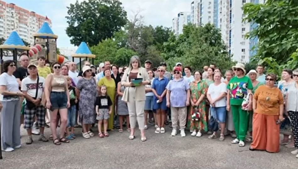 Жильцы краснодарского ЖК "Легенда" записывают видеообращение к Путину. Кадр из видео https://t.me/typodar/62727