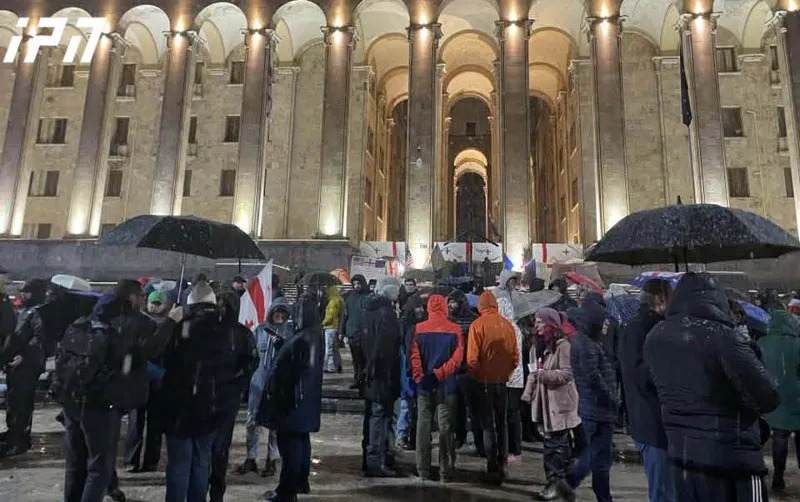Участники акции у парламента Грузии.  Фото: Interpressnews / https://www.interpressnews.ge/ka/article/85966-parlamenttan-saprotesto-akcia-mimdinareobs