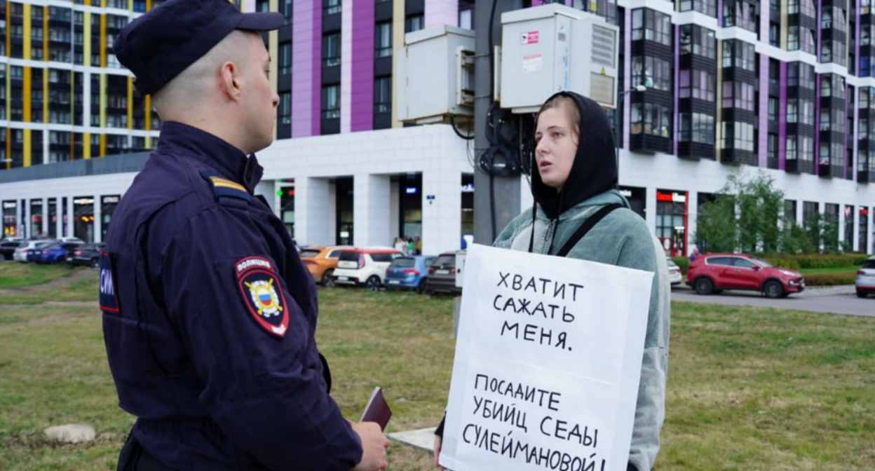 Елена Патяева беседует с сотрудником полиции. Скриншот фото "Слово защите" https://t.me/endoflaw/1183.