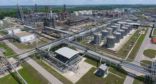 Новошахтинский НПЗ. Фото: https://topresursy.ru/novoshahtinskiy-npz/ Новошахтинский НПЗ. Фото: https://topresursy.ru/novoshahtinskiy-npz/