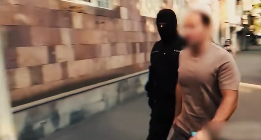 Задержание Седрака Кочаряна. Кадр из видео https://www.youtube.com/watch?v=XXmkJjJ5DBI Задержание Седрака Кочаряна. Кадр из видео https://www.youtube.com/watch?v=XXmkJjJ5DBI
