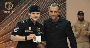 Вручение Адаму Кадырову медали Минобороны Абхазии. Кадр из видео в телеграм-канале Рамзана Кадырова - https://t.me/RKadyrov_95/6855