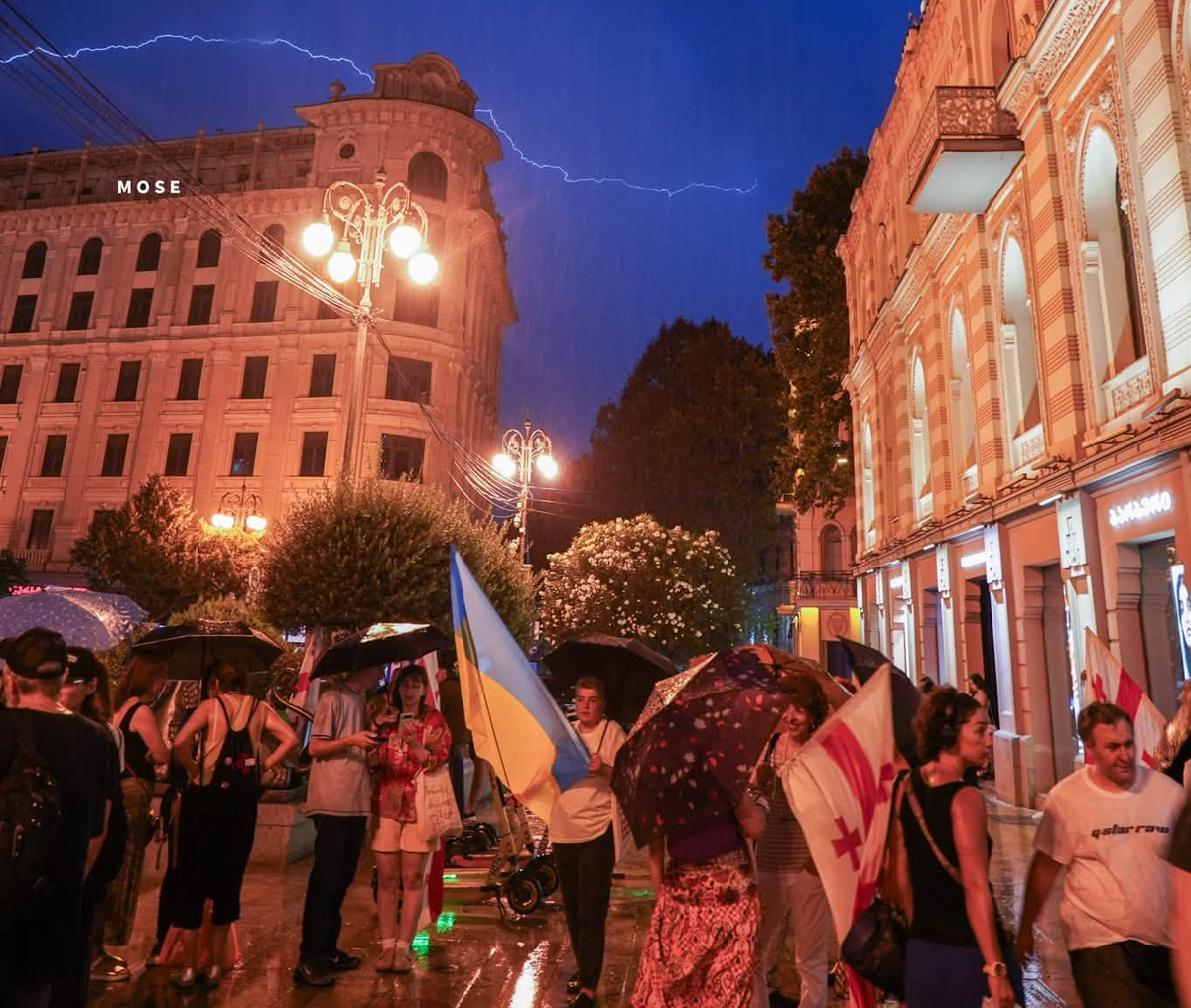 Участники непрерывных протсестов в 637-й день в Тбилиси. Фото: MO SE / Facebook (деятельность компании Meta, владеющей соцсетью, запрещена в России)