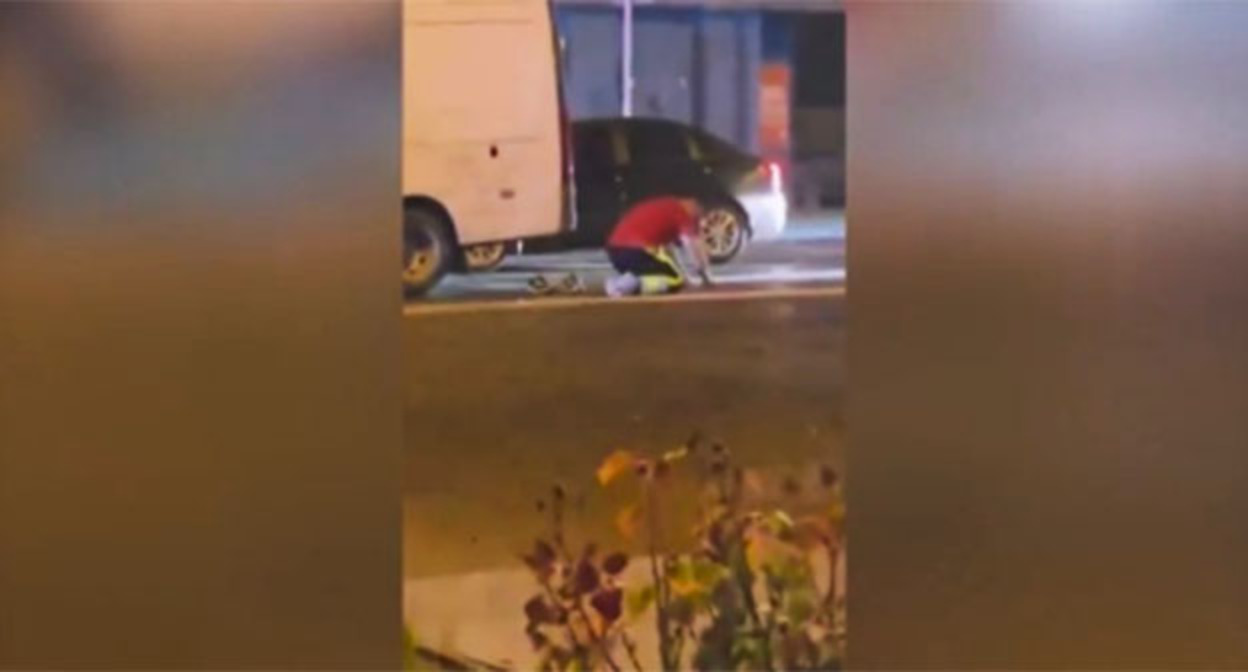 Дорожный рабочий во время намаза в Астрахани. 27 августа 2026 г. Скриншот видео https://t.me/astrakhansu/47017 Дорожный рабочий во время намаза в Астрахани. 27 августа 2026 г. Скриншот видео https://t.me/astrakhansu/47017