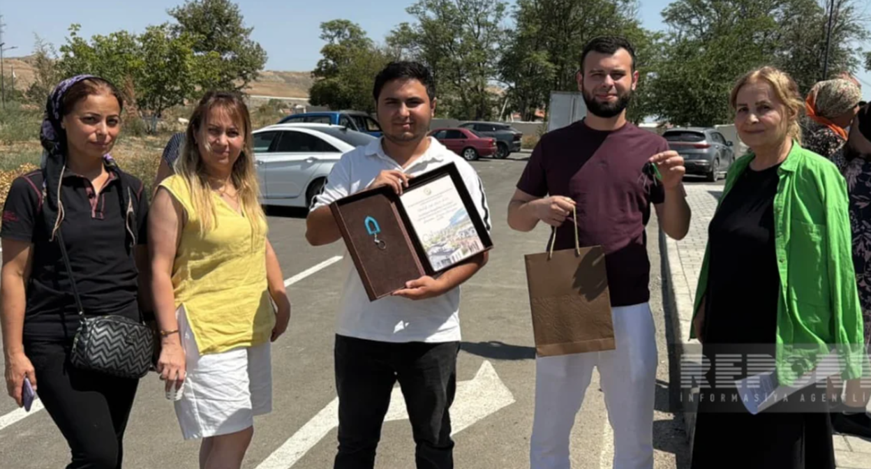 В село Шюкюрбейли сегодня вернулись 86 членов азербайджанских семей. Скриншот фото Report от 28.08.26, https://report.az/ru/vnutrennyaya-politika/v-dzhebrailskie-sela-shukyurbejli-i-horovlu-vozvrashayutsya-eshe-18-semej#gallery_09db1fbdb2a71167f90837da7c5587b3-5 В село Шюкюрбейли сегодня вернулись 86 членов азербайджанских семей. Скриншот фото Report от 28.08.26, https://report.az/ru/vnutrennyaya-politika/v-dzhebrailskie-sela-shukyurbejli-i-horovlu-vozvrashayutsya-eshe-18-semej#gallery_09db1fbdb2a71167f90837da7c5587b3-5