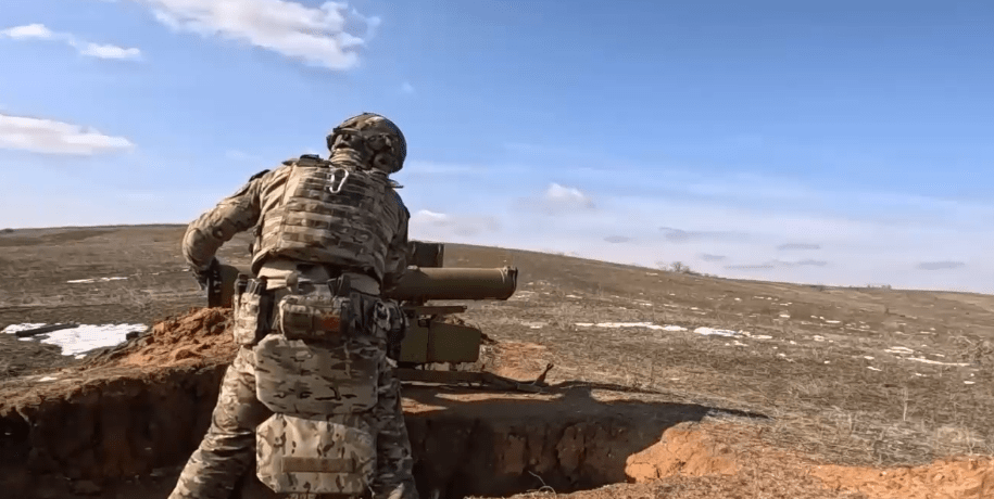 Российский военный. Кадр видео Минобороны России от 12.04.25, https://t.me/mod_russia/51226 Российский военный. Кадр видео Минобороны России от 12.04.25, https://t.me/mod_russia/51226
