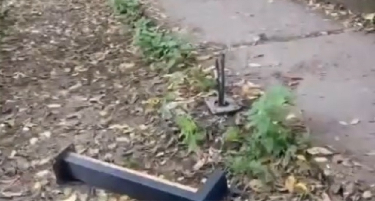 Поврежденный фонарь. Кадр из видео на странице https://www.instagram.com/reels/Dci-PWsNVHc (деятельность компании Meta (владеет Facebook, Instagram и WhatsApp) запрещена в России) Поврежденный фонарь. Кадр из видео на странице https://www.instagram.com/reels/Dci-PWsNVHc (деятельность компании Meta (владеет Facebook, Instagram и WhatsApp) запрещена в России)