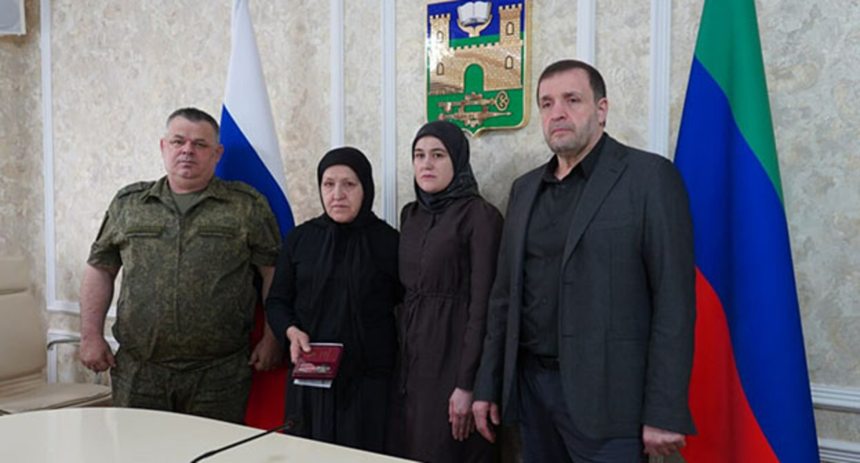 Церемония передачи ордена Мужества семье погибшего участника специальной военной операции Ислама Асулбегова. Июль 2026 г. Фото: Администрация г. Хасавюрт