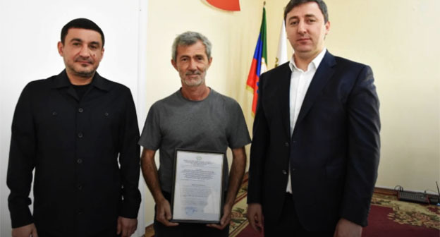 Вручение жилищных сертификатов владельцам разрушенных паводком домов в Дагестане. Фото: https://golosstepi.ru/lenta-novostej/151663/ Вручение жилищных сертификатов владельцам разрушенных паводком домов в Дагестане. Фото: https://golosstepi.ru/lenta-novostej/151663/