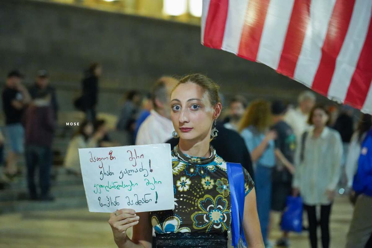 Участники непрерывных протестов в Тбилиси в 642-й день. Надпись на плакате: "Мафиозный мэр Кахи Каладзе", Фото: MO SE / Facebook Участники непрерывных протестов в Тбилиси в 642-й день. Надпись на плакате: "Мафиозный мэр Кахи Каладзе", Фото: MO SE / Facebook