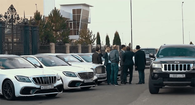 Автомобили свадебного кортежа в Ингушетии. Кадр видео "Шикарная ингушская свадьба 2020" / YouTube