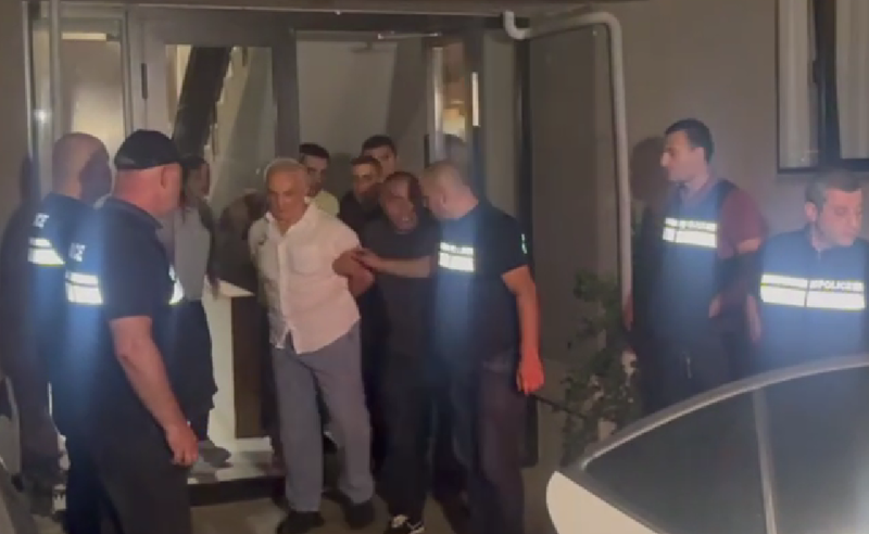 Кадр задержания бизнесмена и зоозащитника Тамаза Элизбарашвили. Фото TV Pirveli/ https://tvpirveli.ge/ka/siaxleebi/sazogadoeba/134418-tamaz-elizbarashvili-dakavebulia