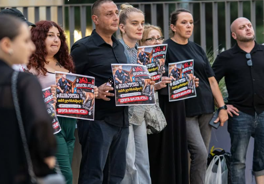 Акция зоозащитников. Скриншот фото Publika от 06.09.26, https://www.facebook.com/photo?fbid=1862280591838149&set=pb.100041686795244.-2207520000(деятельность компании Meta, владеющей соцсетью, запрещена в России). Акция зоозащитников. Скриншот фото Publika от 06.09.26, https://www.facebook.com/photo?fbid=1862280591838149&set=pb.100041686795244.-2207520000(деятельность компании Meta, владеющей соцсетью, запрещена в России).