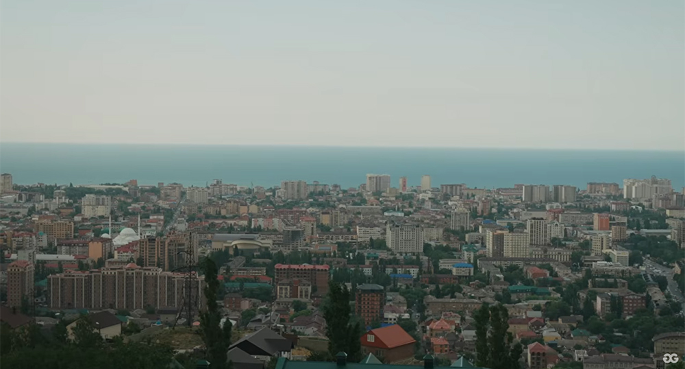 Вид на Махачкалу. Кадр из видео https://www.youtube.com/watch?v=fIS3O4jSo94 Вид на Махачкалу. Кадр из видео https://www.youtube.com/watch?v=fIS3O4jSo94