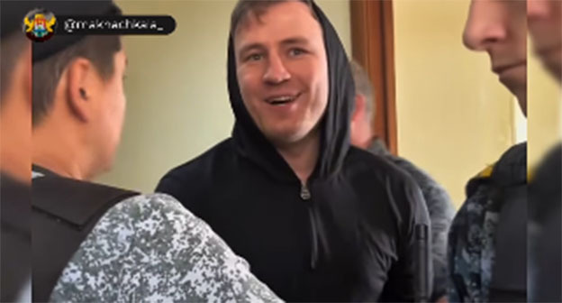 Магомеддибир Магомеддибиров. Скриншот видео https://www.instagram.com/reel/DY89rv2Imdv/ принадлежит компании Meta деятельность которой запрещена в России Магомеддибир Магомеддибиров. Скриншот видео https://www.instagram.com/reel/DY89rv2Imdv/ принадлежит компании Meta деятельность которой запрещена в России