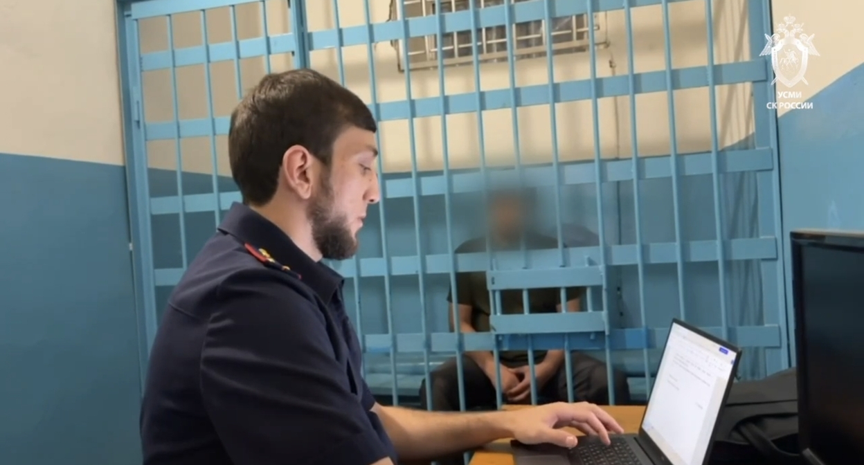 Следователь беседует с задержанным за двойное убийство в Хасавюрте. Кадр видео СКР / Telegram