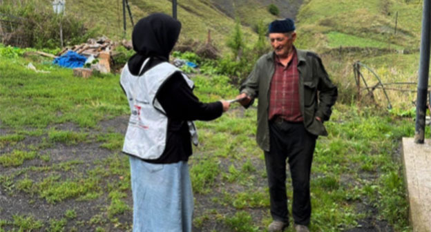 Обходчик по выборам в Чечне. Фото: https://www.instagram.com/p/DcyrxWUiPIq/?img_index=7 принадлежит компании Meta деятельность которой запрещена в Росси