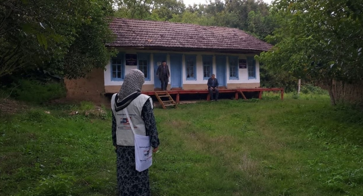 Представитель избиркома и жители Чечни. Фото: избирком Чечни https://t.me/ikchr95/4956 Представитель избиркома и жители Чечни. Фото: избирком Чечни https://t.me/ikchr95/4956