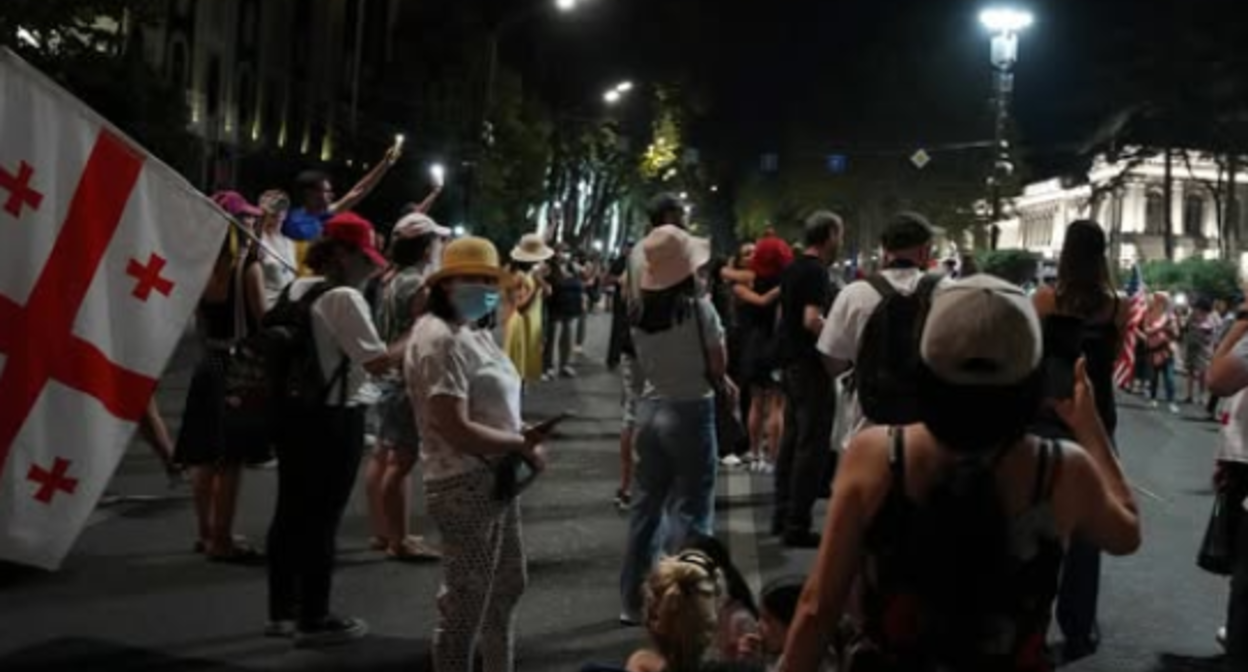 Акция протеста у парламента Грузии. Скриншот фото Publika, https://www.facebook.com/photo/?fbid=1537809054285306&set=a.715406393192247. Акция протеста у парламента Грузии. Скриншот фото Publika, https://www.facebook.com/photo/?fbid=1537809054285306&set=a.715406393192247.