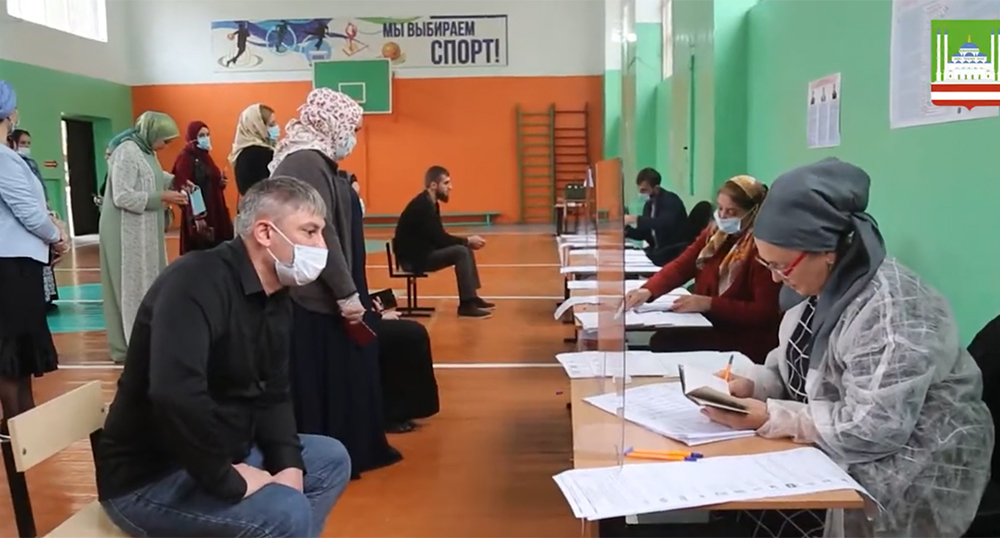 На избирательном участке. Кадр из видео на YouTube-канале мэрии Грозного - https://www.youtube.com/watch?v=lHpK4TKhbOE На избирательном участке. Кадр из видео на YouTube-канале мэрии Грозного - https://www.youtube.com/watch?v=lHpK4TKhbOE