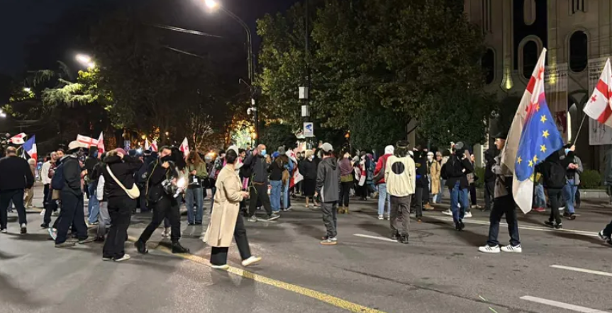 Акция протеста на проспекте Руставели. Скриншот фото "Интерпрессньюс", https://www.interpressnews.ge/ru/article/171027-na-prospekte-rustaveli-vozobnovilas-aktsiia-protesta Акция протеста на проспекте Руставели. Скриншот фото "Интерпрессньюс", https://www.interpressnews.ge/ru/article/171027-na-prospekte-rustaveli-vozobnovilas-aktsiia-protesta