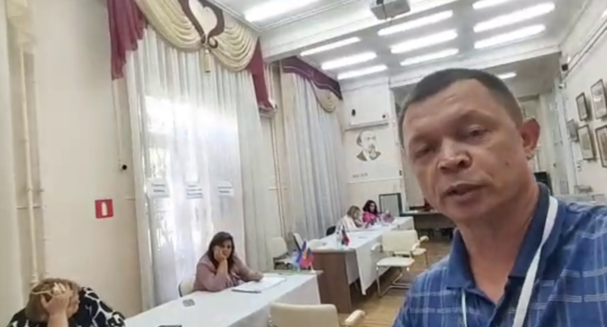 Виталий Черкасов на участке № 2014. Стоп-кадр видео из его ТГ-канала от 20.09.26, https://t.me/AZBUKA_GOROZHANINA/3304. Виталий Черкасов на участке № 2014. Стоп-кадр видео из его ТГ-канала от 20.09.26, https://t.me/AZBUKA_GOROZHANINA/3304.