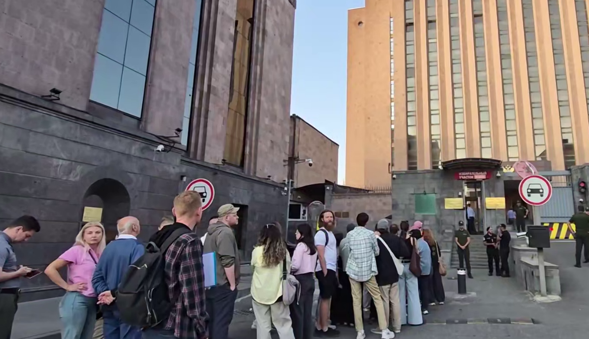 Очередь в Ереване. Стоп-кадр видео "Известий" от 20.09.26, https://t.me/izvestia/251758. Очередь в Ереване. Стоп-кадр видео "Известий" от 20.09.26, https://t.me/izvestia/251758.