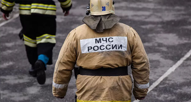 Сотрудники МЧС. Фото Елены Синеок, Юга.ру