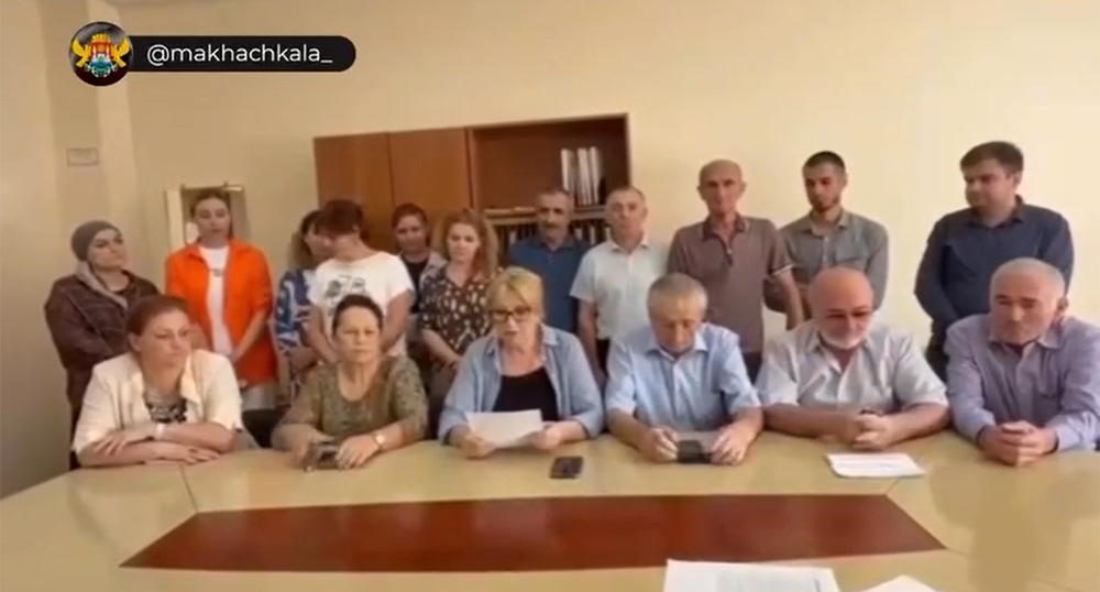 Преподаватели колледжа в Каспийске записывают видеообращение к врио главы Дагастана Федору Щукину. Кадр из видео на странице https://www.instagram.com/makhachkala_ (деятельность компании Meta (владеет Facebook, Instagram и WhatsApp) запрещена в России) Преподаватели колледжа в Каспийске записывают видеообращение к врио главы Дагастана Федору Щукину. Кадр из видео на странице https://www.instagram.com/makhachkala_ (деятельность компании Meta (владеет Facebook, Instagram и WhatsApp) запрещена в России)