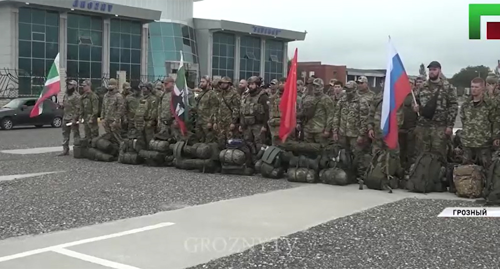 Группа бойцов в Грозном перед отправкой в зону СВО. Кадр из видео https://www.instagram.com/p/DdwyuuLxAjx (деятельность компании Meta (владеет Facebook, Instagram и WhatsApp) запрещена в России) Группа бойцов в Грозном перед отправкой в зону СВО. Кадр из видео https://www.instagram.com/p/DdwyuuLxAjx (деятельность компании Meta (владеет Facebook, Instagram и WhatsApp) запрещена в России)