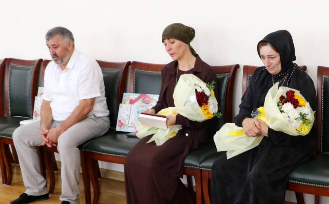 Родные убитых бойцов. Скриншот фото из ТГ-канала Запира Гасанова, https://t.me/ZapirGasanov/19891 Родные убитых бойцов. Скриншот фото из ТГ-канала Запира Гасанова, https://t.me/ZapirGasanov/19891