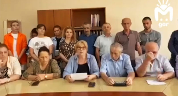 Преподаватели колледжа в Каспийске записывают видеообращение к врио главы Дагастана Федору Щукину. Кадр из видео на странице https://www.instagram.com/makhachkala_ (деятельность компании Meta (владеет Facebook, Instagram и WhatsApp) запрещена в России) Преподаватели колледжа в Каспийске записывают видеообращение к врио главы Дагастана Федору Щукину. Кадр из видео на странице https://www.instagram.com/makhachkala_ (деятельность компании Meta (владеет Facebook, Instagram и WhatsApp) запрещена в России)
