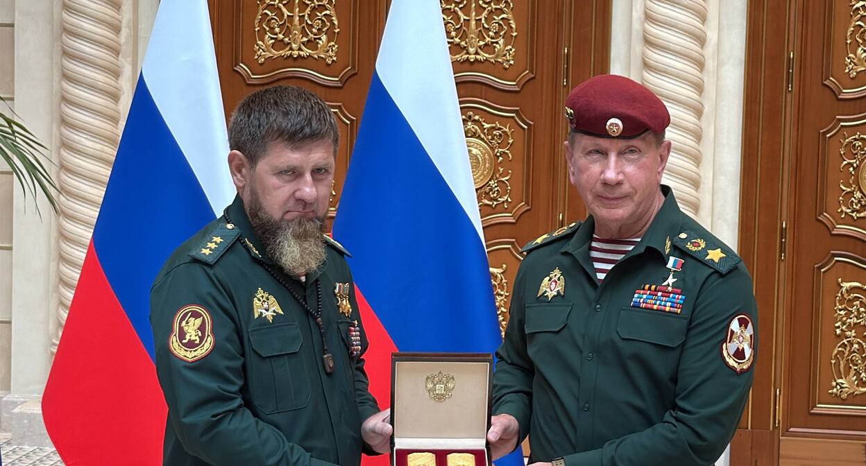 Золотов вручает Кадырову погоны генерала армии. Кадр из видео https://t.me/groznyinform/65947 Золотов вручает Кадырову погоны генерала армии. Кадр из видео https://t.me/groznyinform/65947