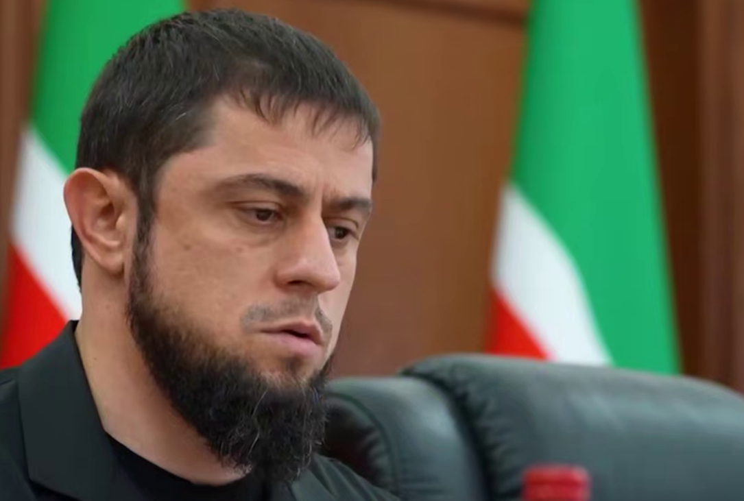 Ахмед Дудаев. Стоп-кадр видео из Telegram-канала Рамзана Кадырова от 04.10.26, https://t.me/RKadyrov_95/6976 Ахмед Дудаев. Стоп-кадр видео из Telegram-канала Рамзана Кадырова от 04.10.26, https://t.me/RKadyrov_95/6976
