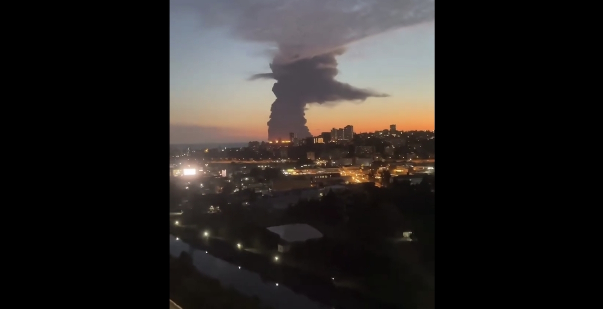 Дым от горящего танкера над Сочи. Кадр видео sochi.24 / Instagram* Дым от горящего танкера над Сочи. Кадр видео sochi.24 / Instagram*