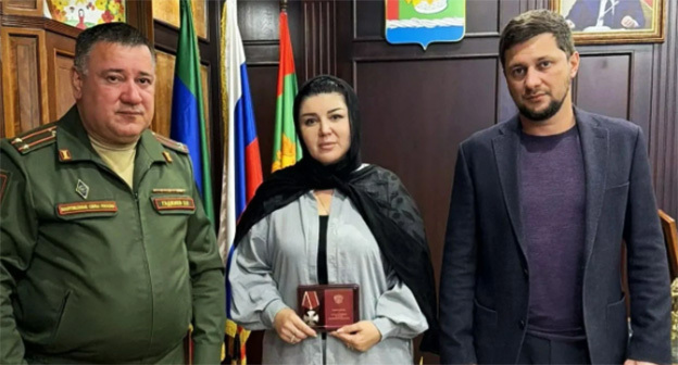 Награждение родственников погибших. 6 октября 2026 г. Фото: https://riadagestan.ru/ Награждение родственников погибших. 6 октября 2026 г. Фото: https://riadagestan.ru/