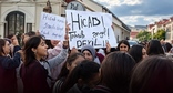 Акция протеста против запрета на ношение хиджабов. Кадр видеозаписи, сделанной около школы № 69 в посёлке Балаханы. Источник: Meydan TV https://www.meydan.tv/az/article/hicab-qadagasi-fonunda-t%c9%99hsil-i%cc%87dar%c9%99si-m%c9%99kt%c9%99bl%c9%99rd%c9%99-yoxlamalara-baslayir/